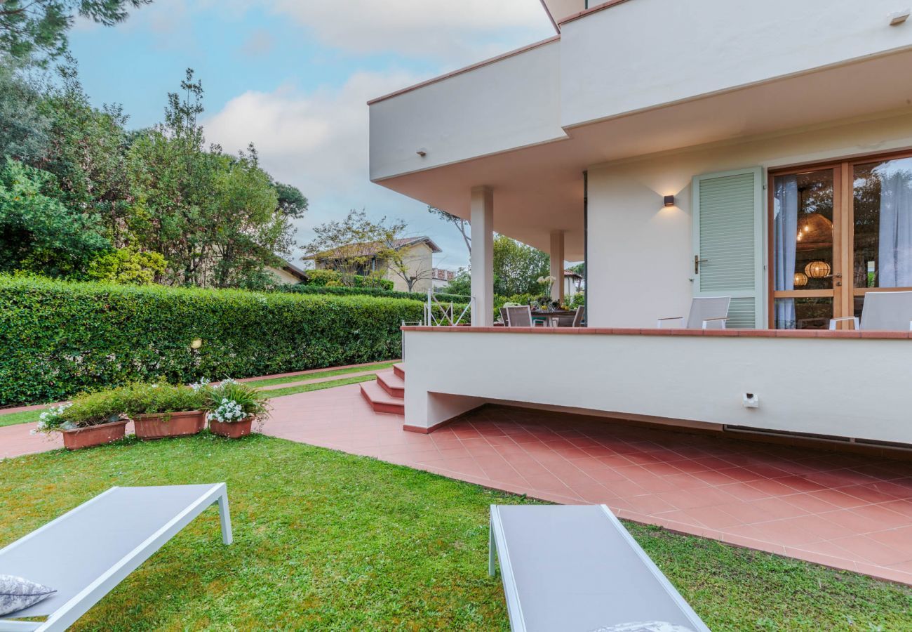 Villa in Marina di Pietrasanta - Regina Beach Villa, by the beach in Marina di Piet