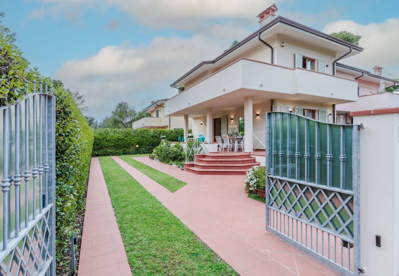 Villa in Marina di Pietrasanta - Regina Beach Villa, by the beach in Marina di Piet