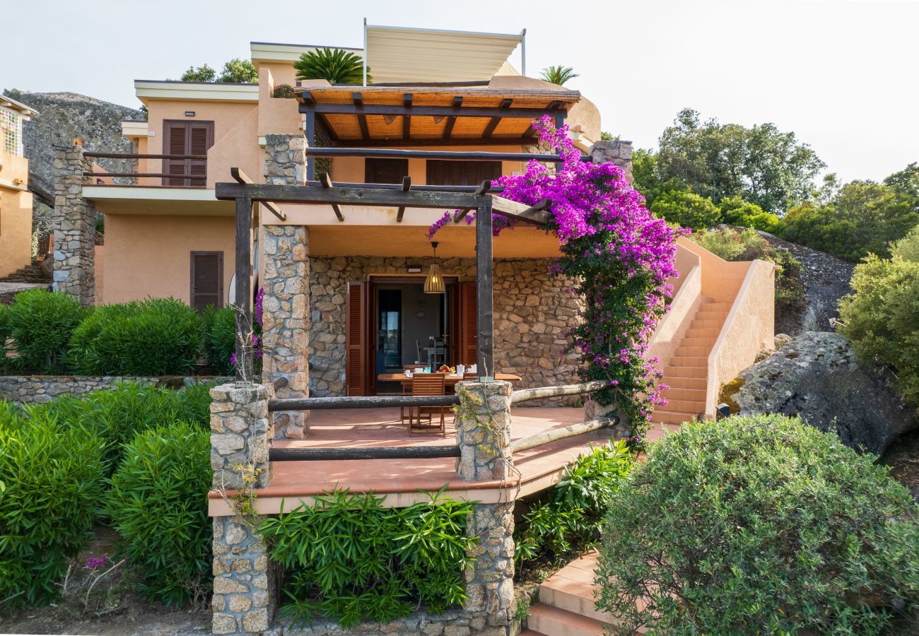 Ferienwohnung in Porto Rotondo - I Lecci 3 - Terrasse mit Meerblick und Privatsphäre in Porto Rotondo