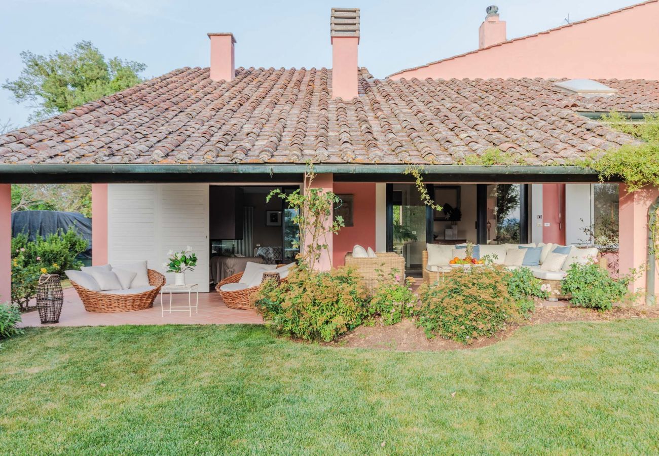 Villa in Bientina - Cà Uvenere, a spacious 6 bedrooms Villa with Private Pool on the Tuscan Hills of Santa Colomba by Pontedera and Bientina