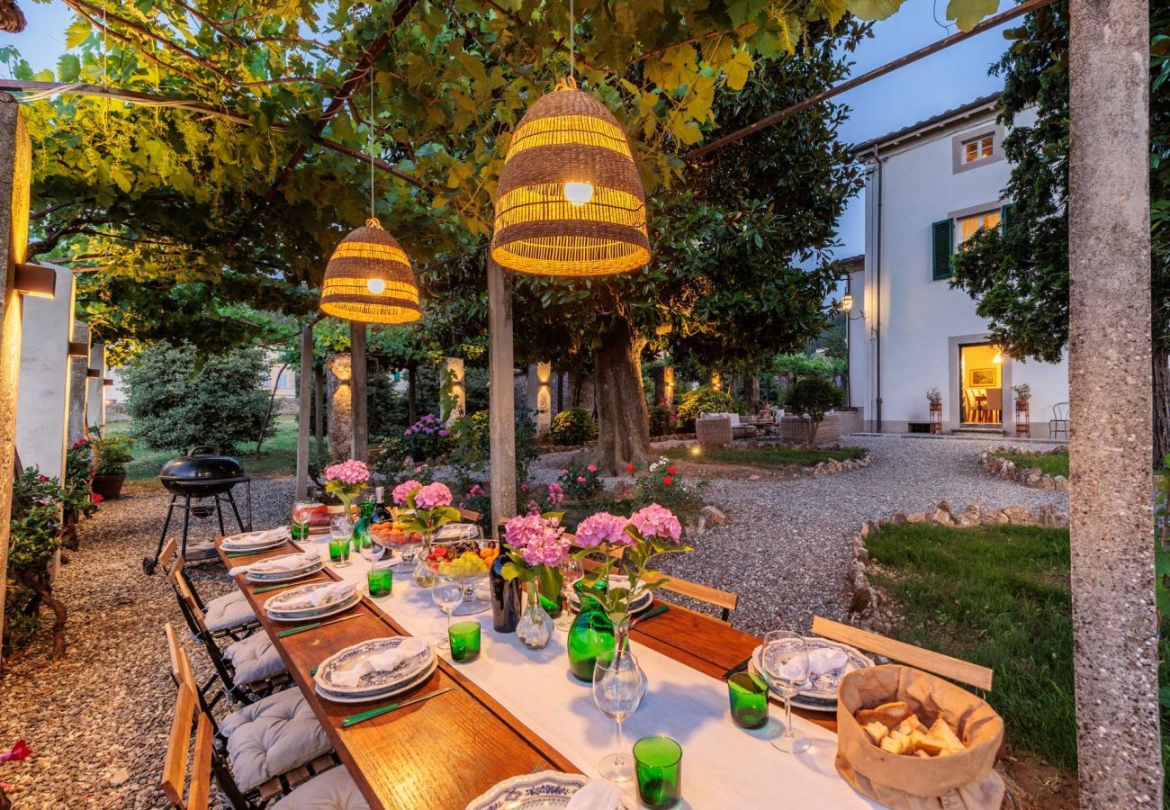 Villa in Vorno - Villa Magnolie, Stylish Family Villa