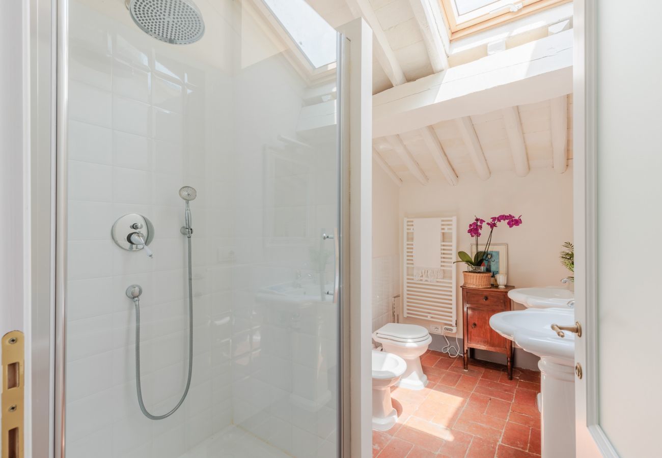 Villa in Vorno - Villa Magnolie, Stylish Family Villa