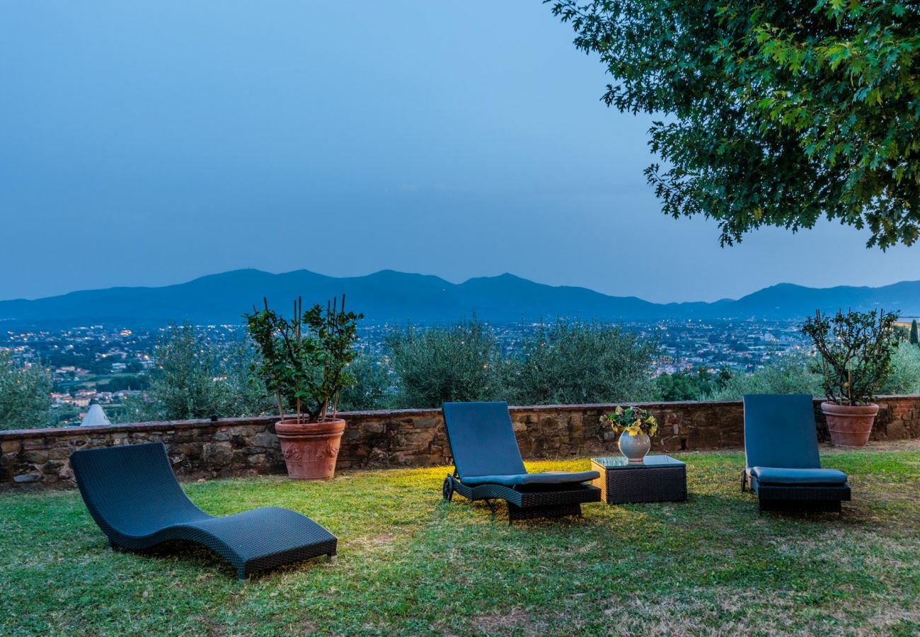 Villa in Lucca - Villa Rapondi, a stone farmhouse with incredible view and private jucuzzi hot tub in Lucca