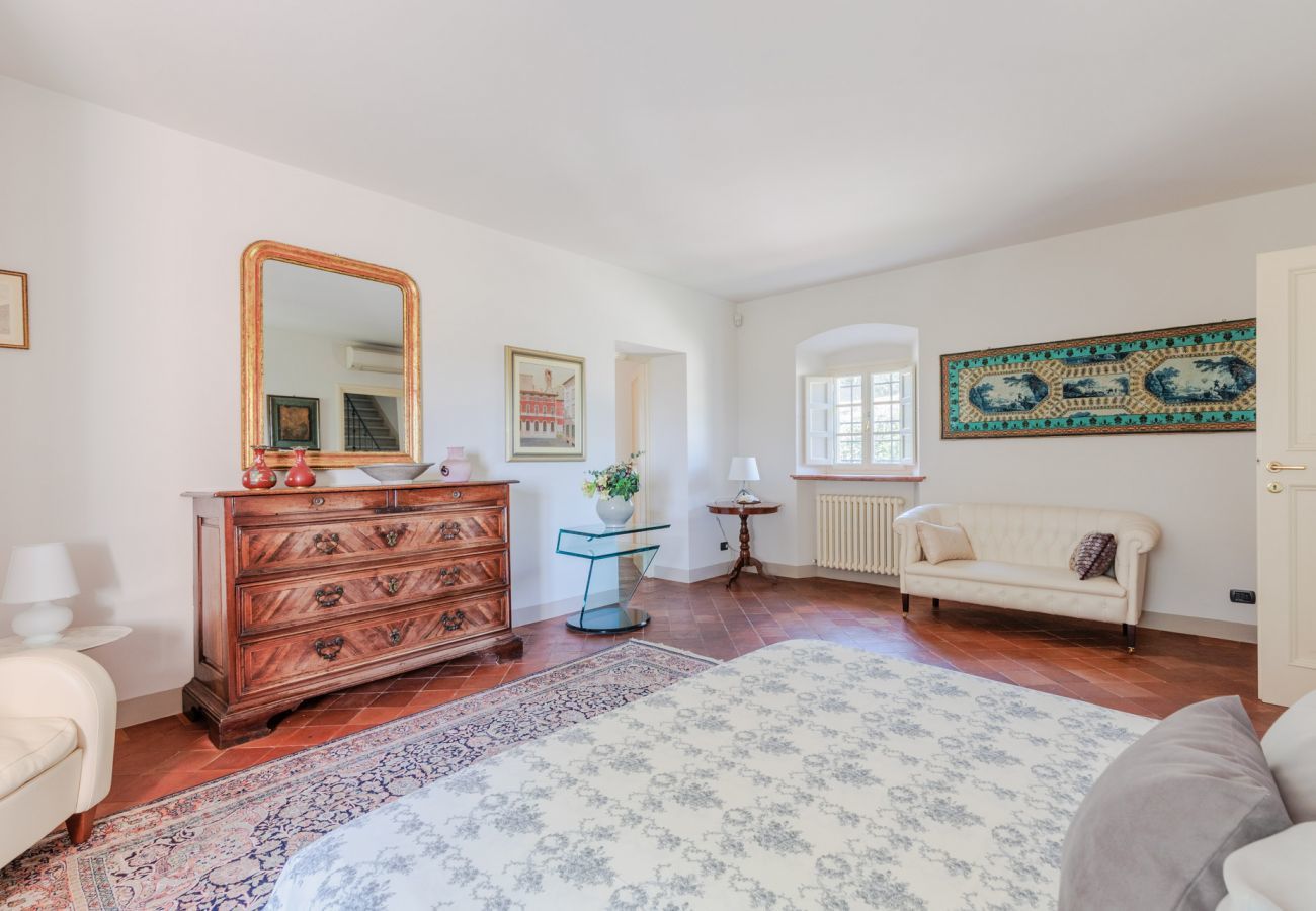 Villa in Lucca - Villa Rapondi, a stone farmhouse with incredible view and private jucuzzi hot tub in Lucca