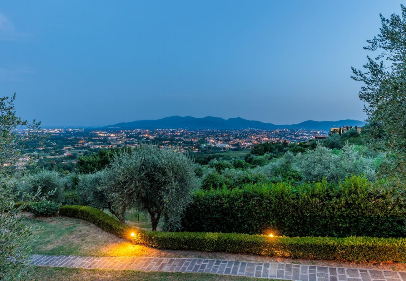 Villa in Lucca - Villa Rapondi, a stone farmhouse with incredible view and private jucuzzi hot tub in Lucca