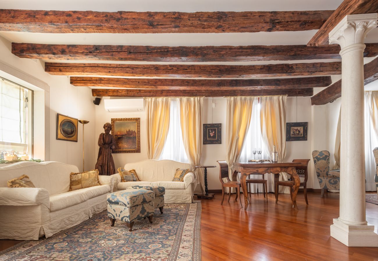 Ferienwohnung in Venedig -   Independent Mansion Overlooking the Canal R&R