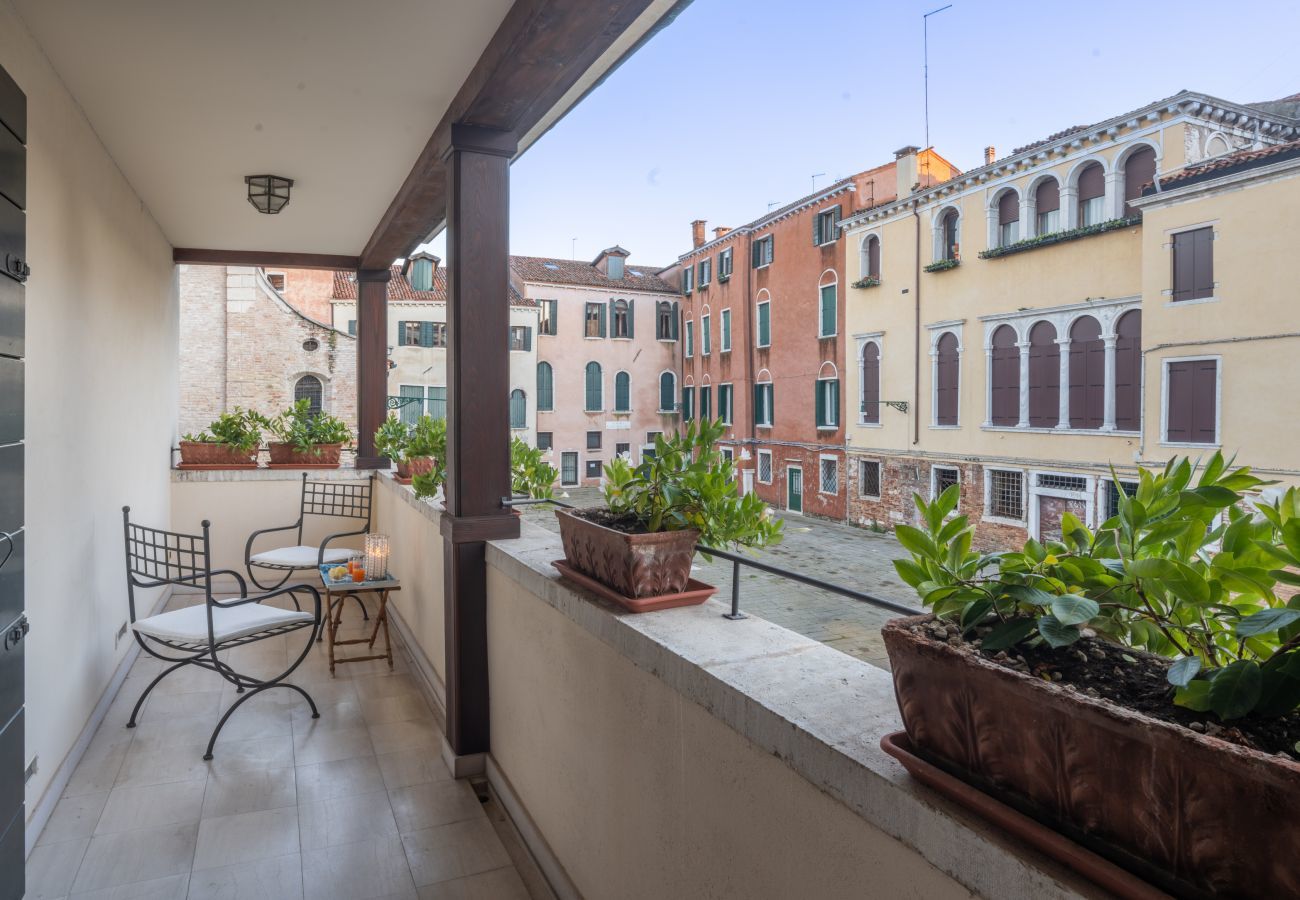 Ferienwohnung in Venedig -   Independent Mansion Overlooking the Canal R&R