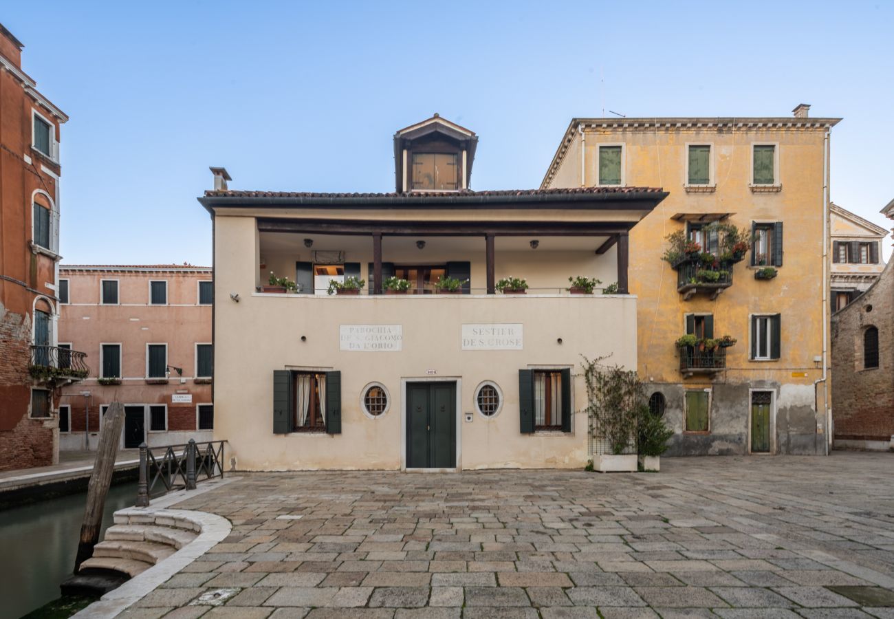 Ferienwohnung in Venedig -   Independent Mansion Overlooking the Canal R&R