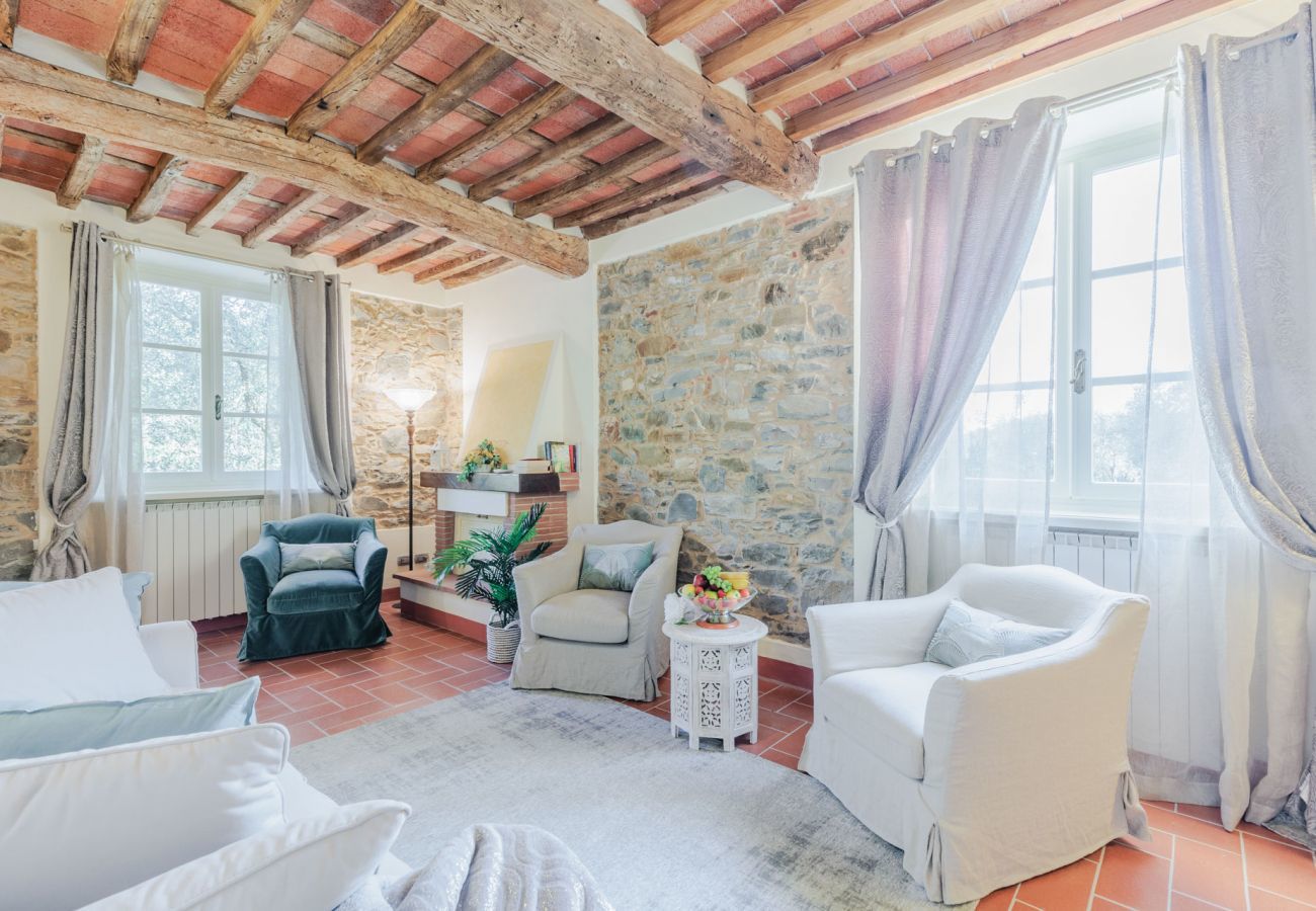 Villa in Lucca - Villa Dondolino, a Stylish Farmhouse with Private Pool close to Lucca and the Beach