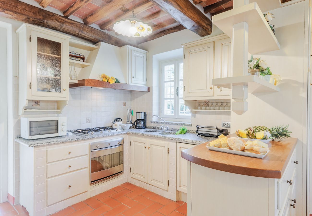 Villa in Lucca - Villa Dondolino, a Stylish Farmhouse with Private Pool close to Lucca and the Beach