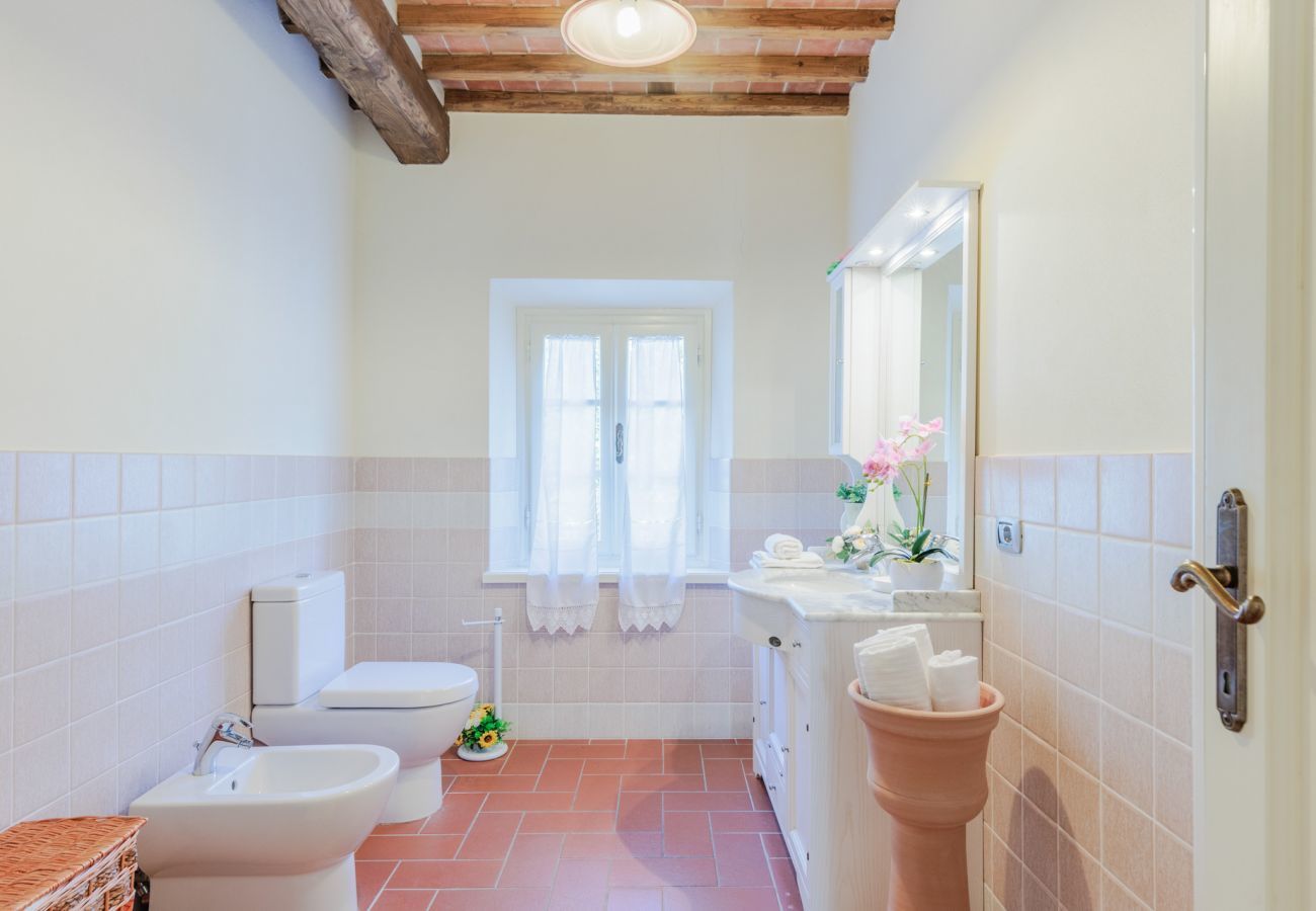 Villa in Lucca - Villa Dondolino, a Stylish Farmhouse with Private Pool close to Lucca and the Beach