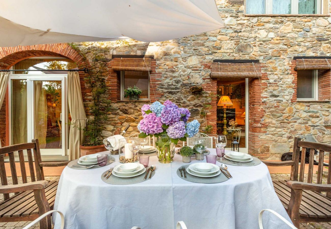 Villa in Capannori - Villa Ester, a Stylish Farmhouse on the Hills by Lucca