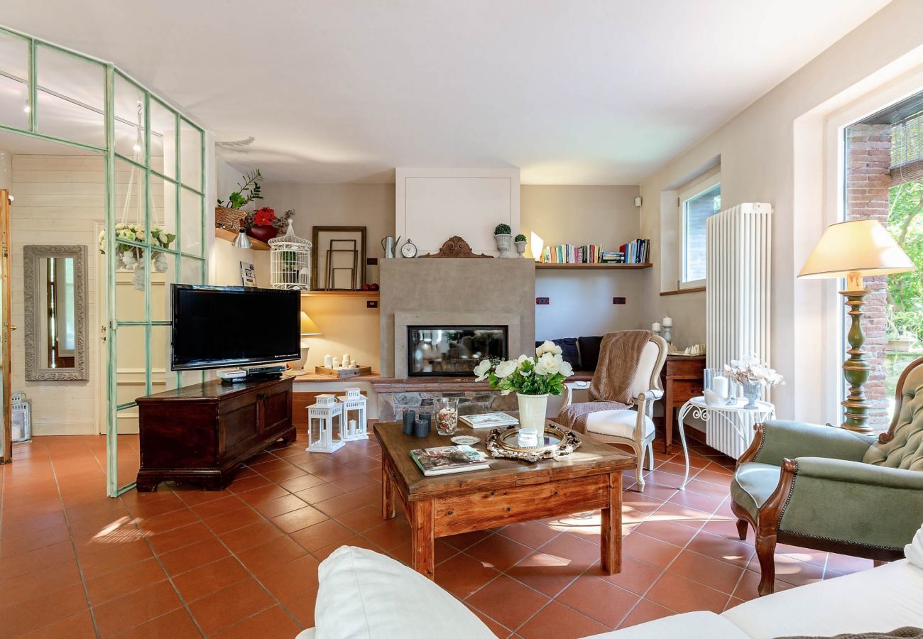 Villa in Capannori - Villa Ester, a Stylish Farmhouse on the Hills by Lucca