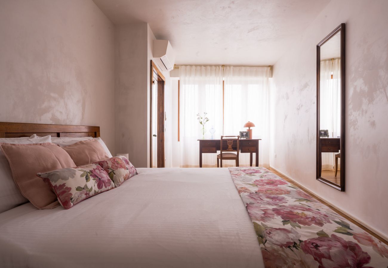Ferienwohnung in Venedig - Venetian Palace Mauve Apartment on the Grand Canal