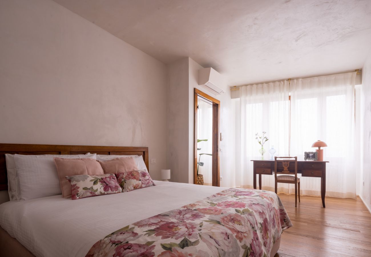 Ferienwohnung in Venedig - Venetian Palace Mauve Apartment on the Grand Canal