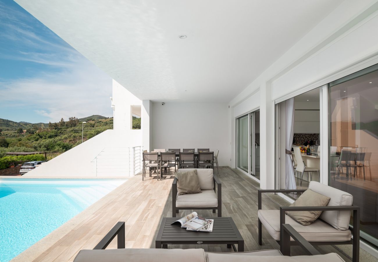Villa in Budoni - Villa Square – modernes Feriendomizil mit Pool auf Sardinien