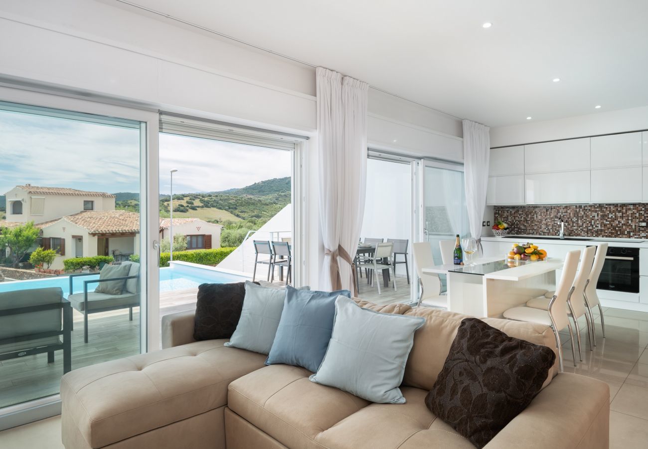 Villa in Budoni - Villa Square – modernes Feriendomizil mit Pool auf Sardinien
