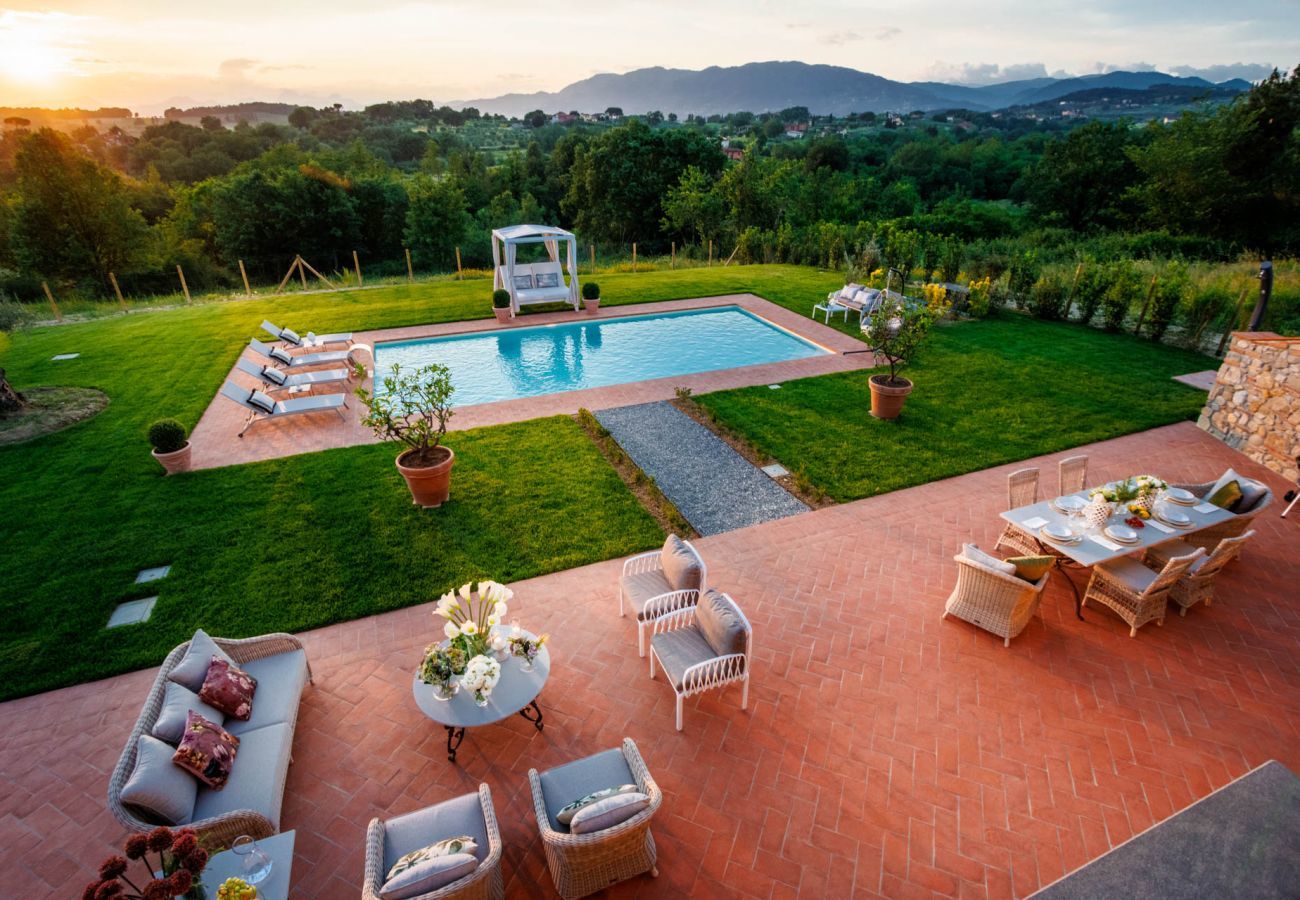 Villa in Montecarlo - Villa Flora, a Luxury 3 bedrooms Farmhouse with Pool and Jacuzzi