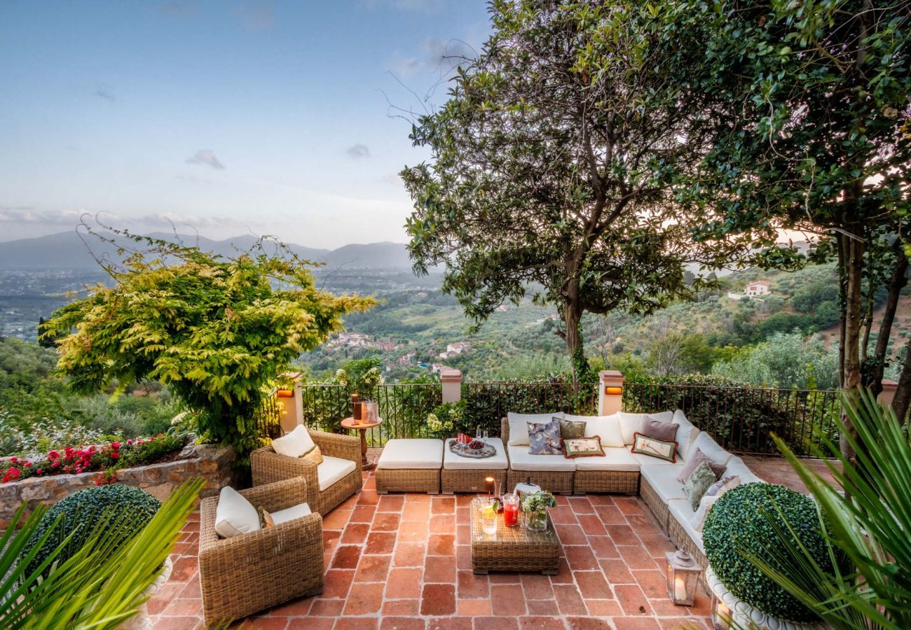 Villa in San Concordio di Moriano - Villa Lina, Luxury Farmhouse with Pool and Amazing View close to Lucca Town Centre