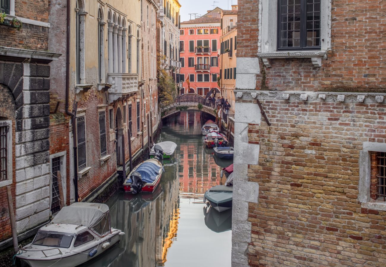 Ferienwohnung in Venedig - Miracoli Apartment with View on the Canal R&R