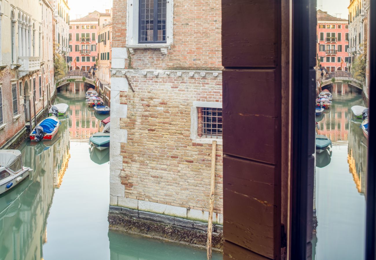 Ferienwohnung in Venedig - Miracoli Apartment with View on the Canal R&R