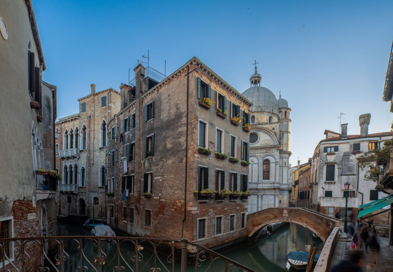 Ferienwohnung in Venedig - Miracoli Apartment with View on the Canal R&R