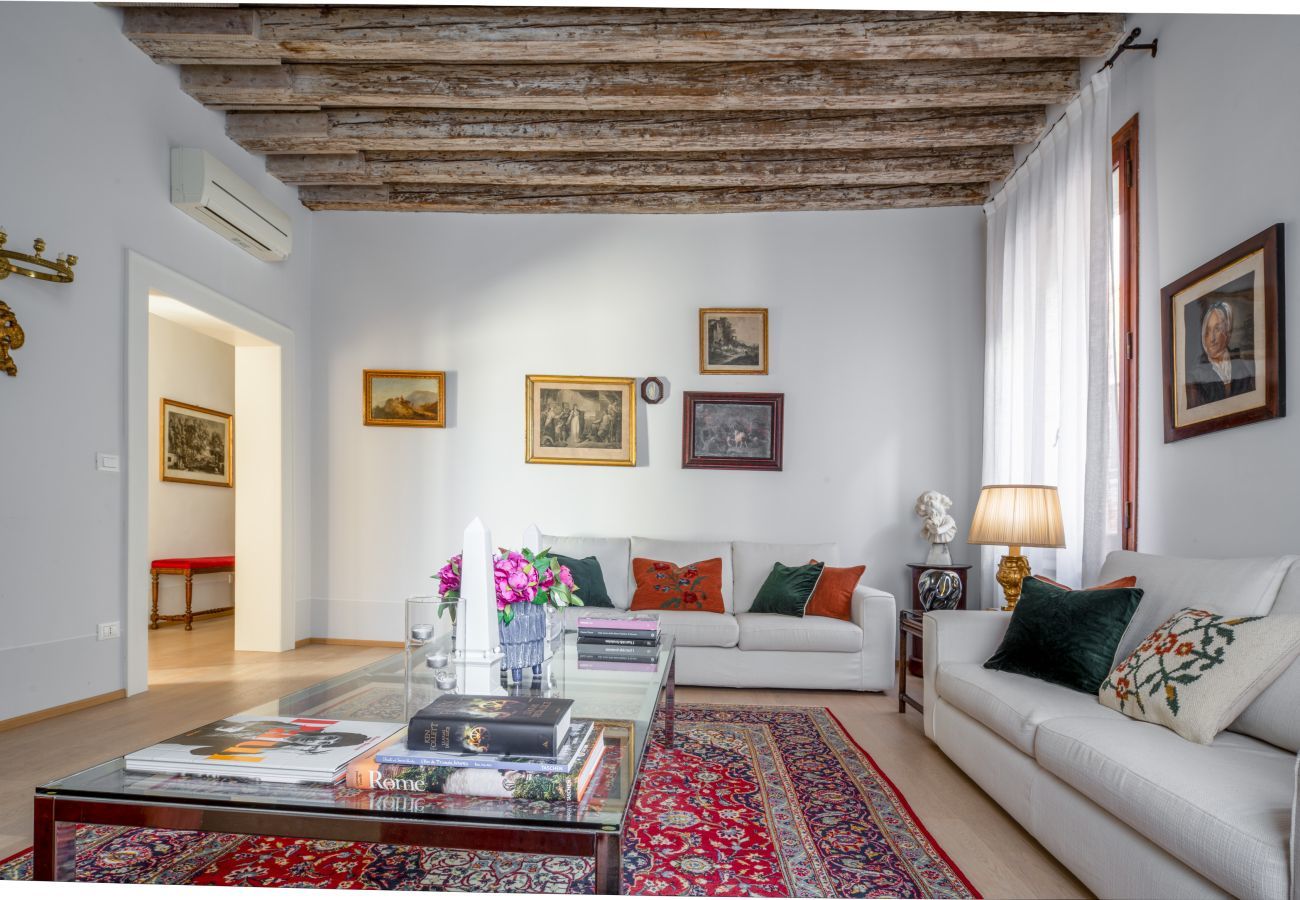 Ferienwohnung in Venedig - Miracoli Apartment with View on the Canal R&R