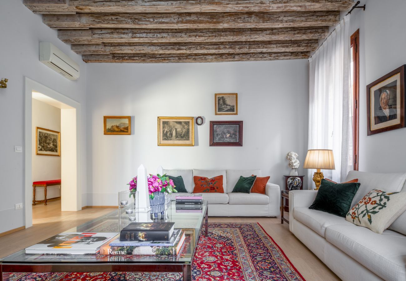 Ferienwohnung in Venedig - Miracoli Apartment with View on the Canal R&R