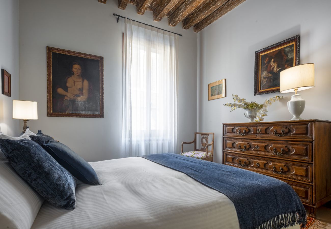 Ferienwohnung in Venedig - Miracoli Apartment with View on the Canal R&R
