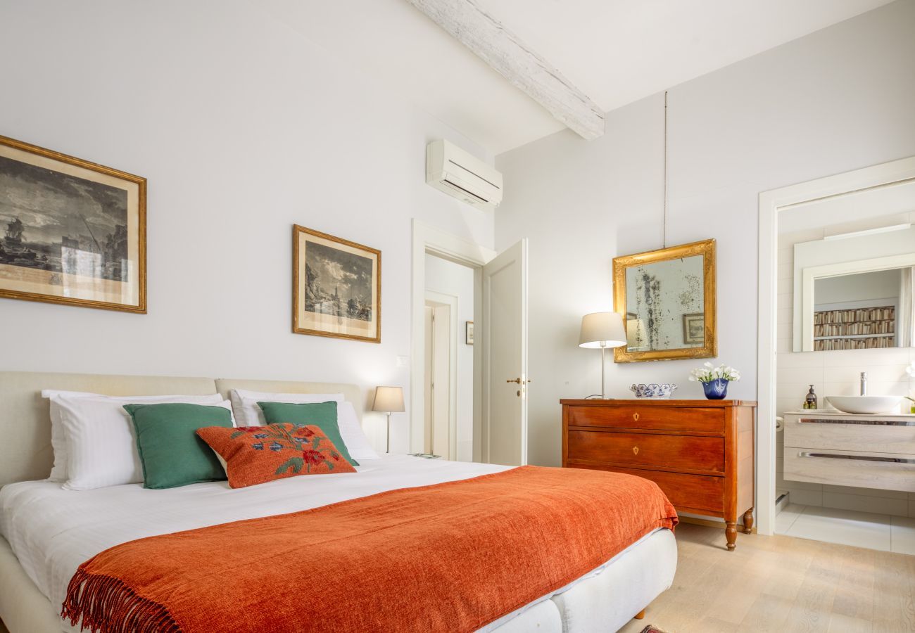 Ferienwohnung in Venedig - Miracoli Apartment with View on the Canal R&R