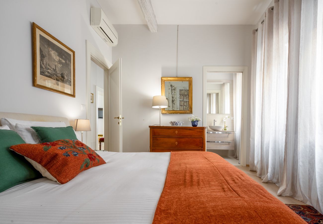 Ferienwohnung in Venedig - Miracoli Apartment with View on the Canal R&R