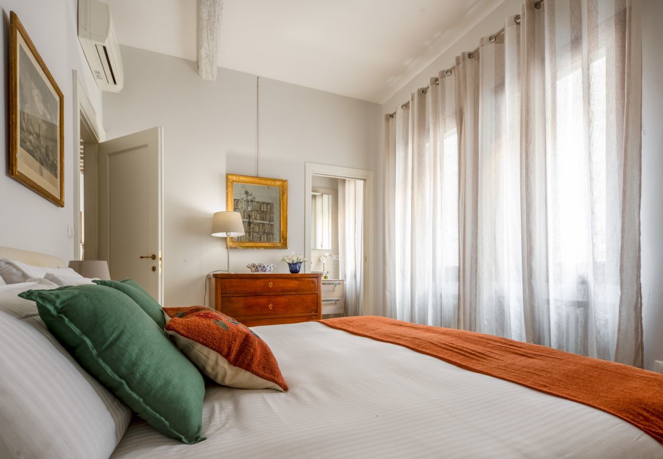 Ferienwohnung in Venedig - Miracoli Apartment with View on the Canal R&R