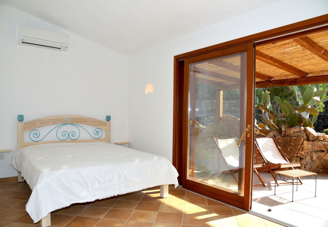 Villa Ibiscus - geräumiges und helles Doppelzimmer, Ferienhaus nahe Porto Raphael