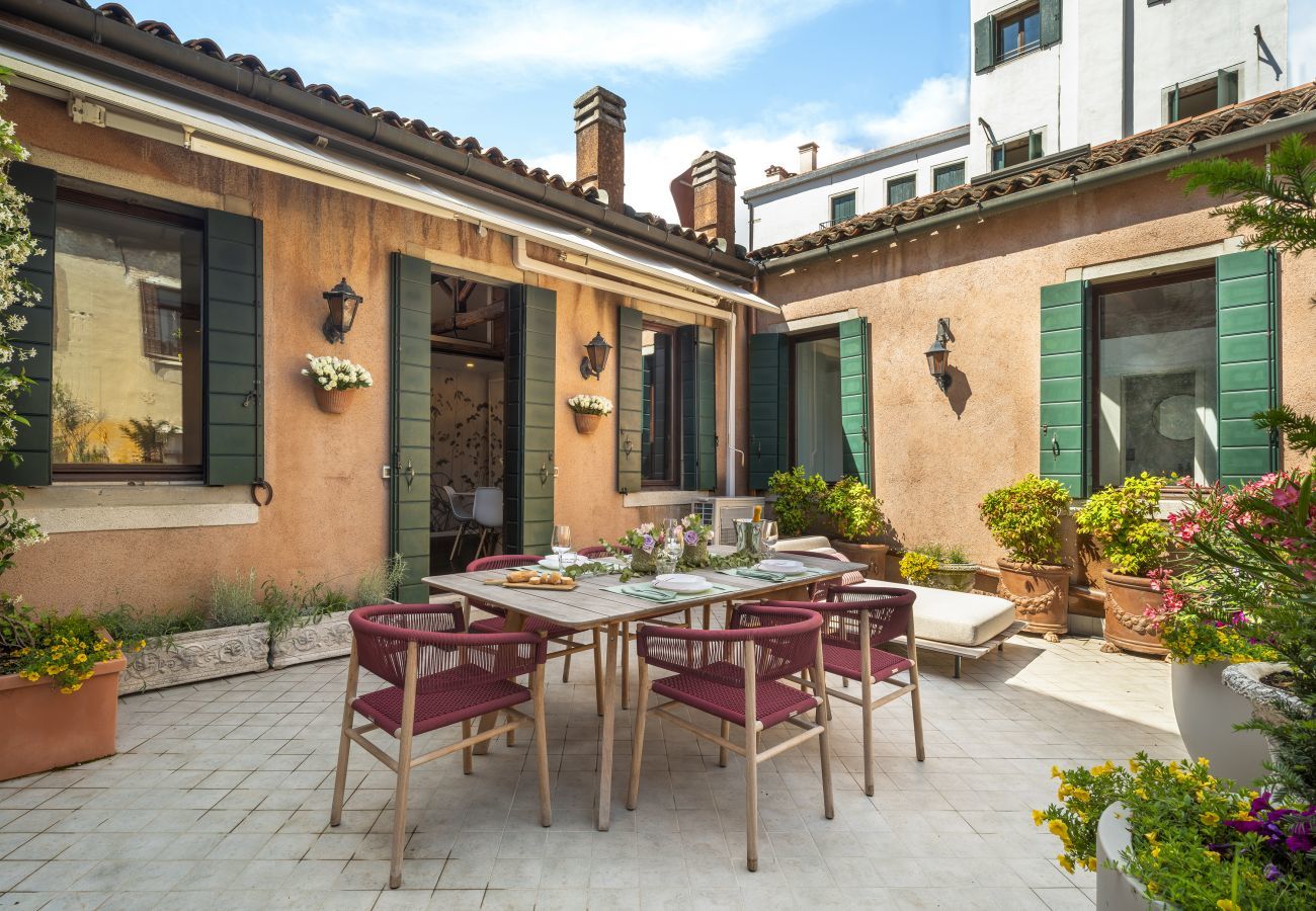 Ferienwohnung in Venedig - San Barnaba Palace - Apartment with Terrace R&R