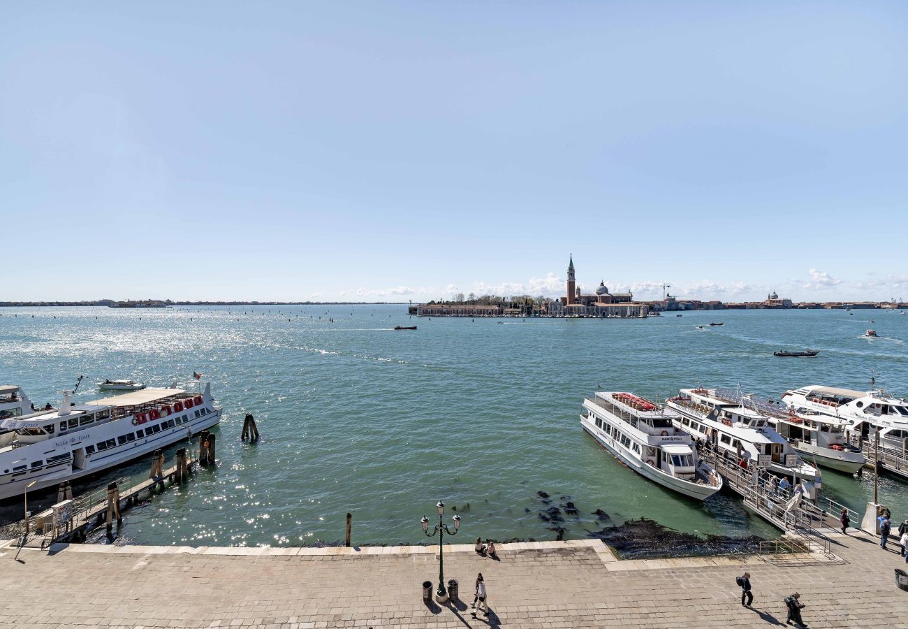 Ferienwohnung in Venedig - San Giorgio View Apartment with Terrace R&R