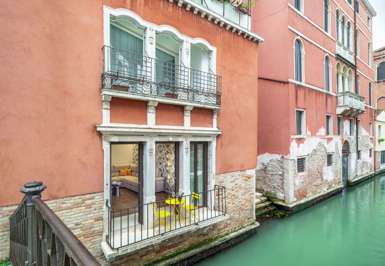 Ferienwohnung in Venedig - Modern Apartment with View on San Giovanni e Paolo