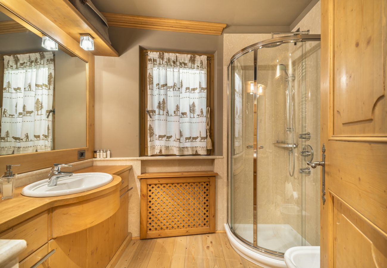 Ferienwohnung in Cortina d´Ampezzo - Elegant Tablà with Garden R&R