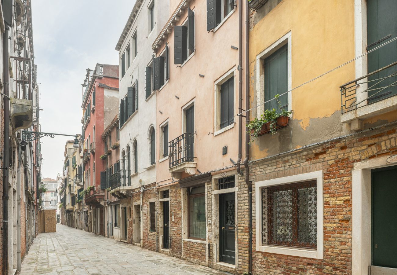 Ferienwohnung in Venedig - Ca' Venier Apartment with Balcony R&R