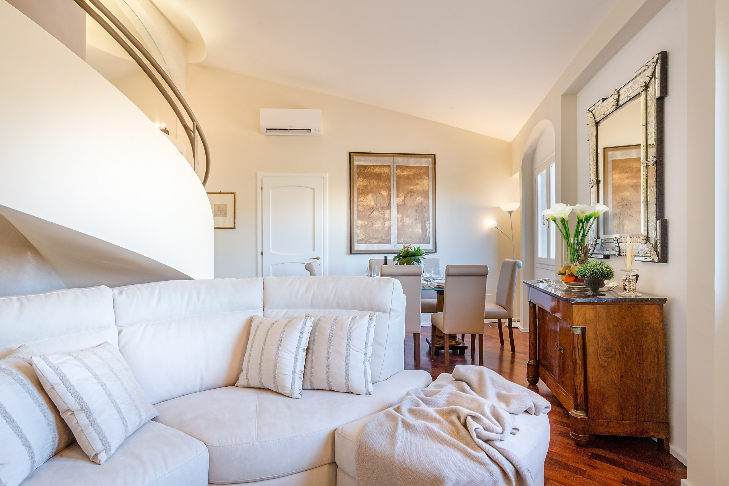  in Firenze - Luxury Updated Penthouse with Elevator 3 Bedrooms 3 Bathrooms in the Very Centre