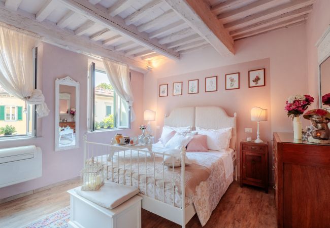 Apartment in Lucca - A Smart Designed Sweet Air Conditioned Apartment Inside the Walls of Lucca