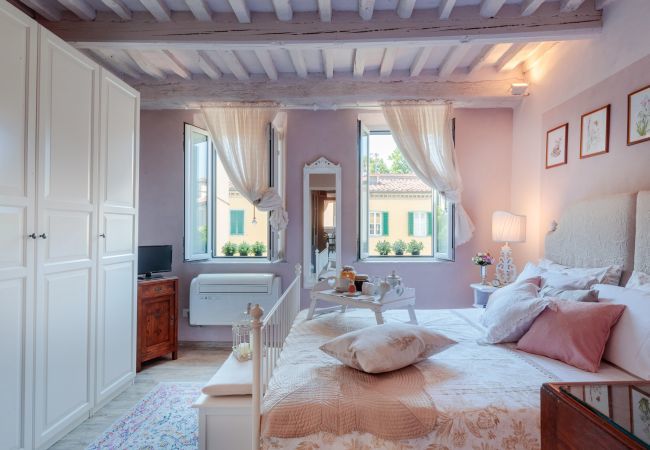 Apartment in Lucca - A Smart Designed Sweet Air Conditioned Apartment Inside the Walls of Lucca