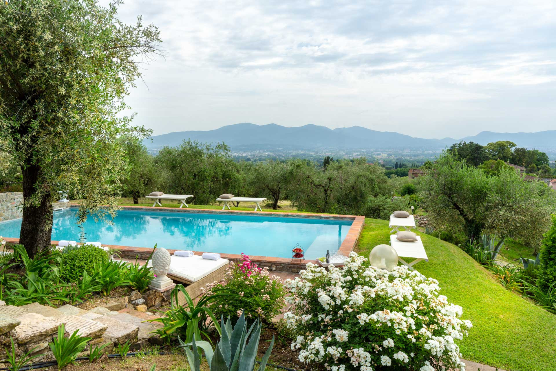 Villa/Dettached house in Capannori - 7 Bedrooms Luxury Farmhouse in LUCCA, Outdoor and Indoor Heated Swimming Pools