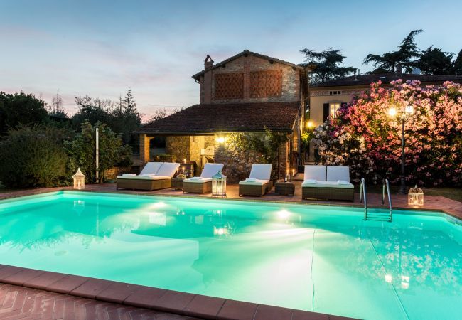 Villa in Capannori - VILLA CLARA Luxury 5 bedrooms Lakefront Farmhouse Villa with Private Pool on the Lucca Hills