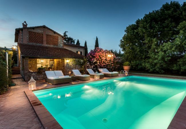 Villa in Capannori - VILLA CLARA Luxury 5 bedrooms Lakefront Farmhouse Villa with Private Pool on the Lucca Hills