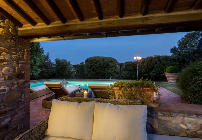 Villa in Capannori - VILLA CLARA Luxury 5 bedrooms Lakefront Farmhouse Villa with Private Pool on the Lucca Hills