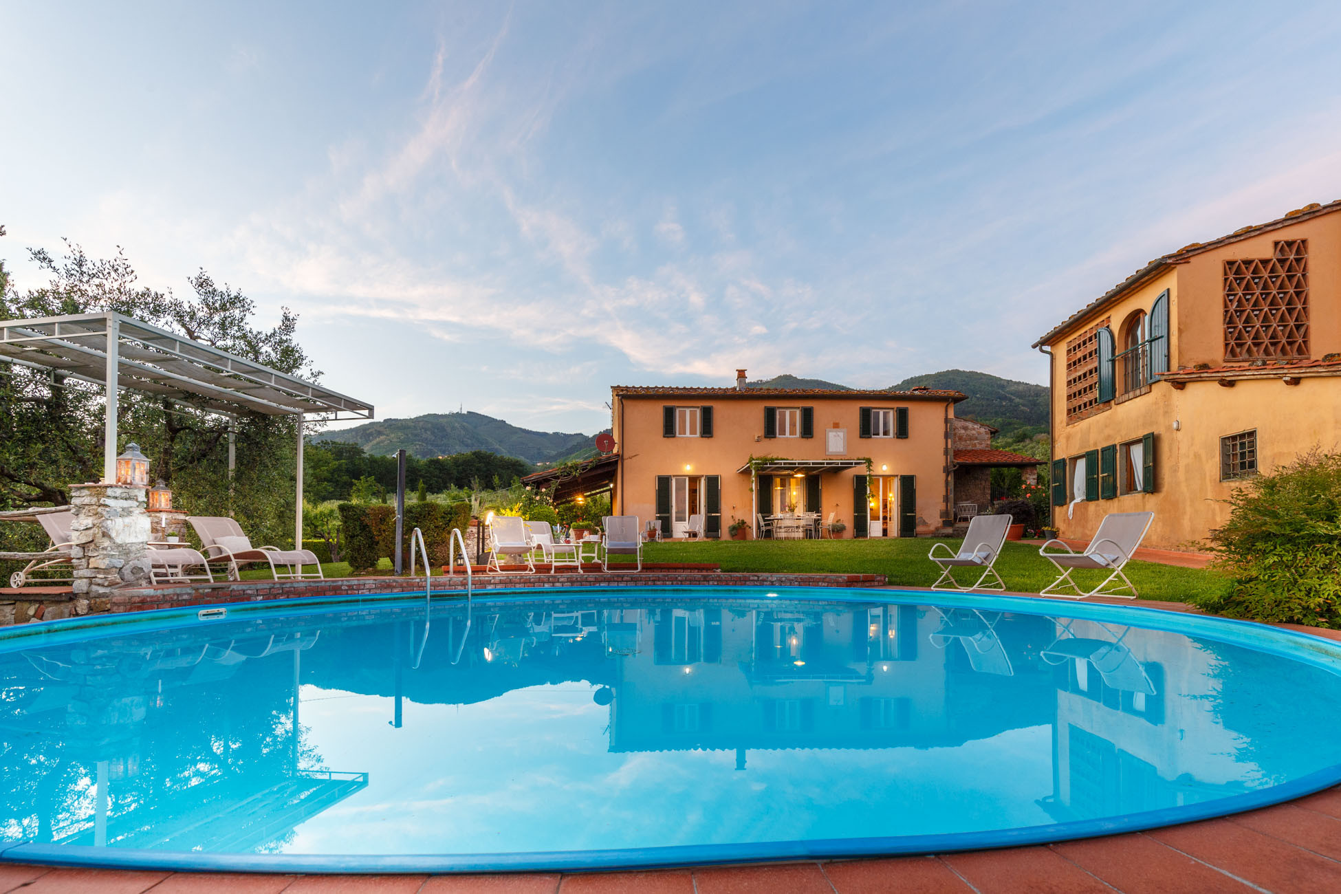 Villa/Dettached house in Capannori - ROMANTIC FARMHOUSE VILLA WITH PRIVATE INFINITY POOL AND GREAT VIEWS IN LUCCA