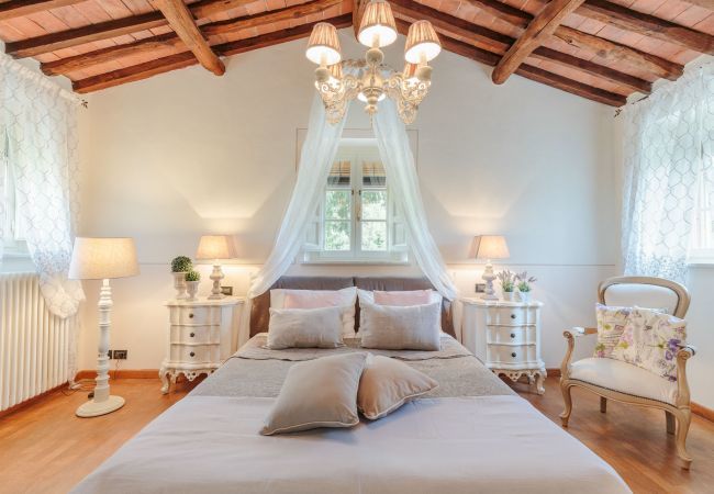 Villa in Pieve di Compito - A secret sweet idyllic retreat for 2 couples with private pool & air conditionin