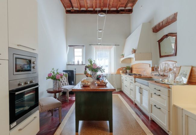 Apartment in Lucca - CASA PENELOPE, Luxury Apartment with Space for Groups. 8 Bedrooms and 7 Bathrooms