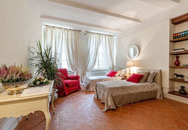 Apartment in Lucca - CASA PENELOPE, Luxury Apartment with Space for Groups. 8 Bedrooms and 7 Bathrooms