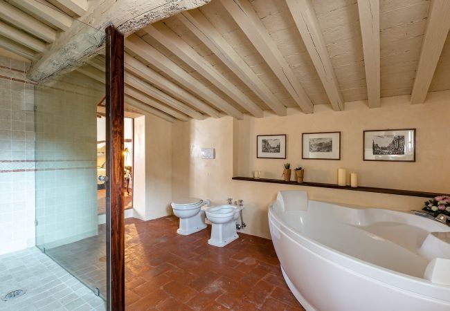 Apartment in Lucca - CASA PENELOPE, Luxury Apartment with Space for Groups. 8 Bedrooms and 7 Bathrooms